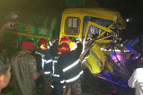 চট্টগ্রাম-কক্সবাজার মহাসড়কে আনন্দভ্রমণের বাসের সঙ্গে মালবাহী ট্রাকের মুখোমুখি সংঘর্ষে আটজন আহত হয়েছেন। গতকাল রাত ১০টার দিকে মহাসড়কের লোহাগাড়া উপজেলার চুনতি হাজী রাস্তার মাথা এলাকায়