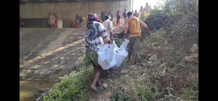 সাইনুর রশিদের লাশটি উদ্ধার করে নিয়ে যাওয়া হচ্ছে। বুধবার দুপুরে নারায়ণগঞ্জের রূপগঞ্জের পূর্বাচল বউরার টেকে