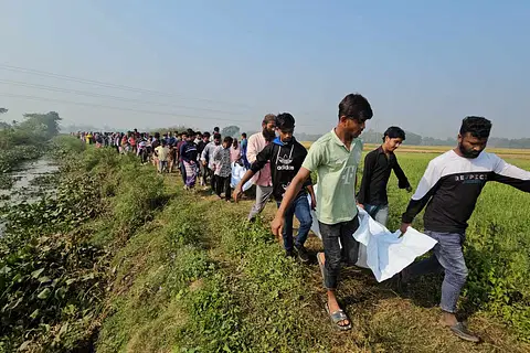 কুমিল্লা দেবীদ্বারে জাফরগঞ্জ এলাকার দোয়াইজলা নামের বিল থেকে আজ রোববার দুজনের মরদেহ উদ্ধার করা হয়েছে