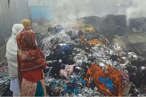 গাজীপুরের কোনাবাড়ীতে ঝুটের গুদামে লাগা আগুন ৩ ঘণ্টা চেষ্টায় নিয়ন্ত্রণে আনে ফায়ার সার্ভিস। আজ মঙ্গলবার সকালে