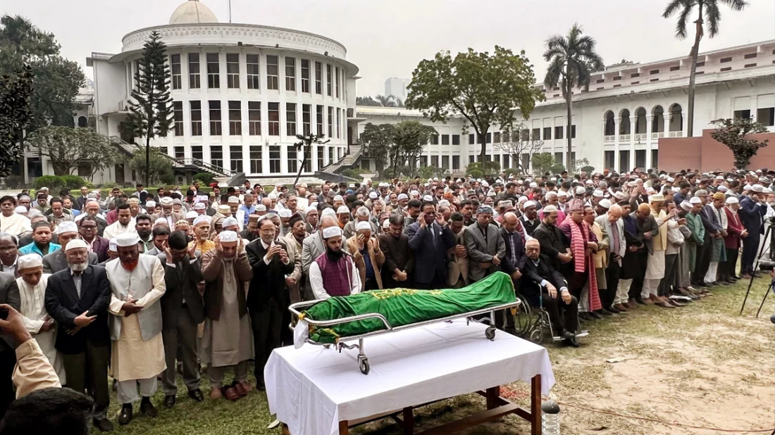 শ্রদ্ধা ও ভালবাসায় প্রিয় প্রাঙ্গণ সুপ্রিম কোর্ট থেকে অন্তর্বর্তী সরকারের উপদেষ্টা ও সাবেক এটর্নি জেনারেল বিশিষ্ট আইনজীবী এ এফ হাসান আরিফকে শেষ বিদায় জানালো তার দীর্ঘ দিনের সহকর্মী, স্বজন ও শুভাকাঙ্ক্ষীরা।